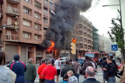 Una imagen del incendio de este jueves en la calle Baró de Maials de Lleida