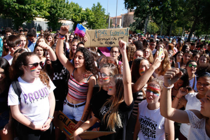 Imatges de la manifestació d'alumnes en protesta pel discurs del professor de Filosofia del Gili i Gaya.