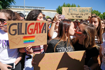 Imatges de la manifestació d'alumnes en protesta pel discurs del professor de Filosofia del Gili i Gaya.