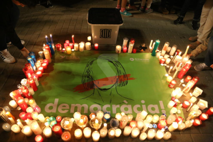 Centenars de persones amb espelmes demanen la posada en llibertat dels líders de l'ANC i Òmnium Cultural.