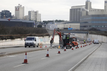 Imagen de archivo de las obras del carril bici en el puente de Pardinyes de Lleida.