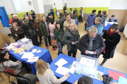 El col·legis electorals de Lleida, amb cues des de primera hora del matí.