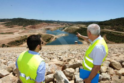 La construcció de la presa de l'Albagés, que emmagatzemarà 80 hectòmetres per
al canal Segarra- Garrigues, ha acabat. A la foto, la galeria dels desaigües de l'obra
ja enllestida.