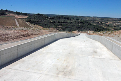 La construcció de la presa de l'Albagés, que emmagatzemarà 80 hectòmetres per
al canal Segarra- Garrigues, ha acabat. A la foto, la galeria dels desaigües de l'obra
ja enllestida.