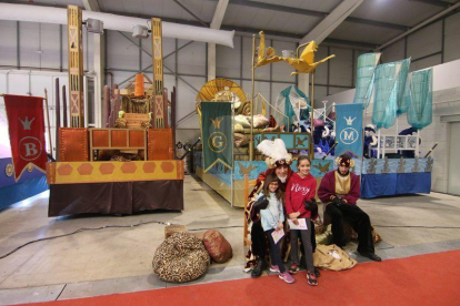Imatges del parc infantil de Nadal de Lleida, que obre les portes amb un total de 50 d'activitats