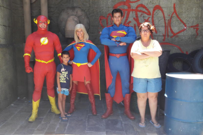 al flash, supergirl i superman shan afegit dos superherois lleidatans, lhugo i la seva mare estela que estava molt ficada al paper.(visita al parque warner de madrid)