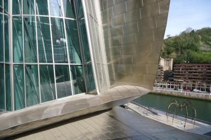 Vacances a Bilbao...Museu Guggenheim...Visuatlización exterior, de una part posterior del Museu.