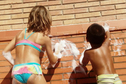Tanquem  la temporada de piscineta a la terassa de la iaia amb una mini-festa de l'escuma i així ens divertim i aprofitem per deixar-ho tot ben net per l'estiu vinent!!
