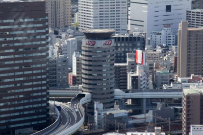 1.	OSAKA  Salida Umeda de la autopista Hanshin que pasa por los pisos 5, 6 y 7 del edificio de oficinas de 16 plantas