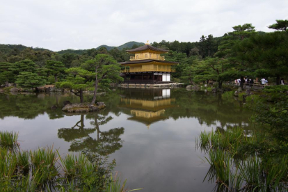 4.	KYOTO Templo de Kinkakuji  más conocido por el pabellón dorado por las láminas de pan de oro que lo recubren