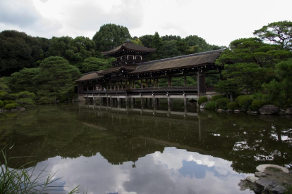 5.	KYOTO  Los jardines de HEIAN  un largo puente cubierto que cruza el estanque (Taihei-kaku)