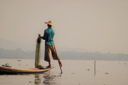 Els inthas, pescadors del llac Inle a Myanmar, enrotllen el rem a la cama i així tenen les mans lliures per col·locar les xarxes al fons del llac. Tot un espectacle d'equilibrisme.