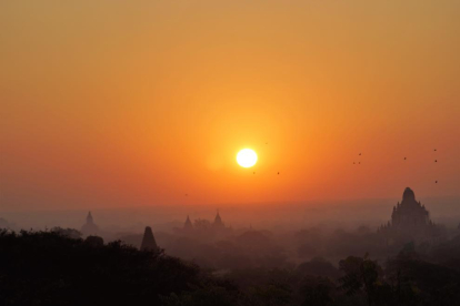 El sol es pon a Bagan deixant una imatge única de la silueta dels seus temples