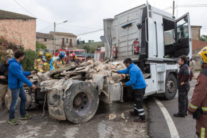 Imatges del camió descontrolat que destrossa una casa a la Segarra