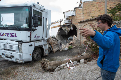 Imatges del camió descontrolat que destrossa una casa a la Segarra