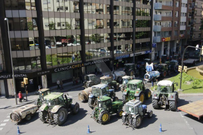 Una cinquantena de tractors col·lapsen el centre de Lleida en una protesta contra la crisi de preus a la fruita
