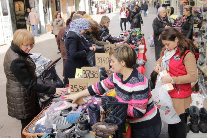 Imatges de la primera jornada del mercat de les rebaixes a Lleida