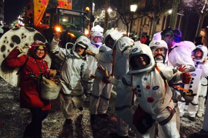 Els membres de L'Associació Gastronòmica Lo Tall van participar a la rúa d'enguany vestits d'astrunatautes amb una carrossa que representava un vehícle d'exploració de superficie.