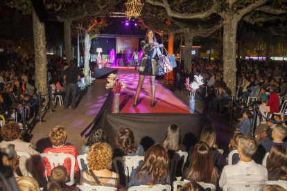 Desfilada de moda celebrada ahir a la nit a la plaça del Carme de Tàrrega en el marc de la Nit Boja.