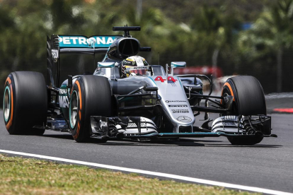 Hamilton mana a Sepang, on Alonso continua millorant