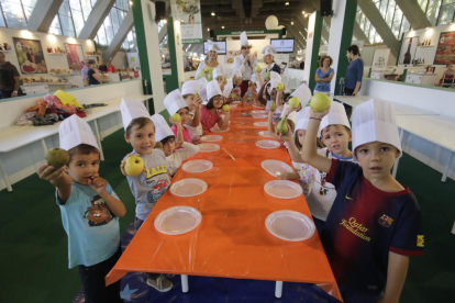 Nens participant ahir en un taller de promoció del consum de fruita.