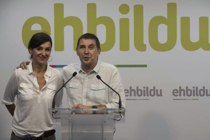 Jasone Aguirre i Arnaldo Otegi, ahir a Bilbao durant la valoració dels resultats electorals.