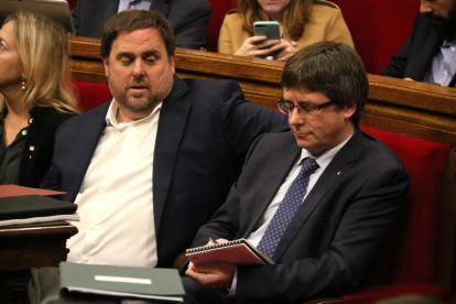 Puigdemont y Junqueras en la sesión de control al Govern de ayer en el Parlament de Catalunya.