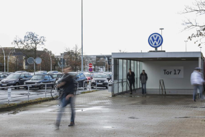 Treballadors abandonen la planta de Volksvagen a Wolfsburg.