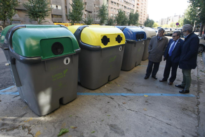 El alcalde, Àngel Ros, presentó ayer los nuevos contenedores de reciclaje en Ronda.