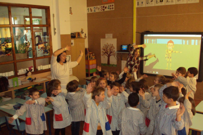 Alumnes de La Salle, durant la projecció d’un vídeo amb consells.