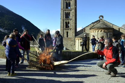 Encendida de falles ayer frente a Sant Climent de Taüll para conmemorar el primer aniversario. 