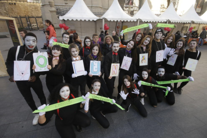 Alumnos del Institut Ronda colaboraron en la feria de entidades con varias actividades.