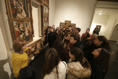 Un grup d’alumnes de tercer d’ESO de l’institut Torre Vicens, ahir al Museu de Lleida.
