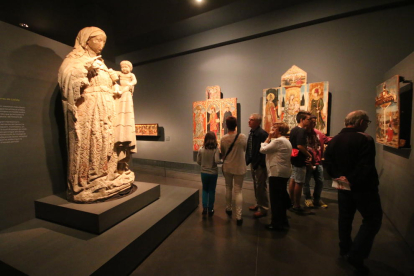 Visitants l’any passat en una de les sales d’art medieval del Museu de Lleida, Diocesà i Comarcal, declarat d’‘interès nacional’.