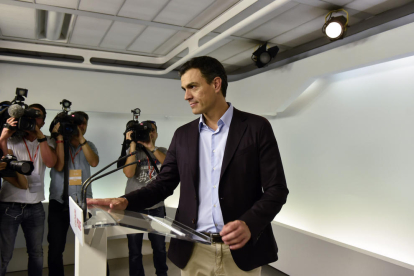 Un moment de la compareixença de Sánchez davant de la premsa.