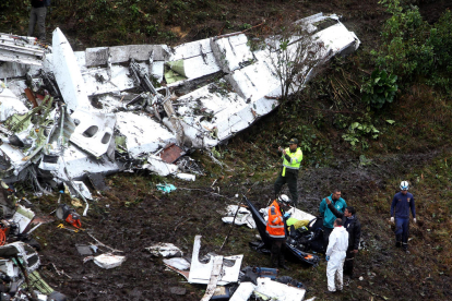 Els equips de rescat al costat de l’avió accidentat ahir al municipi colombià de La Ceja.