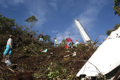 Los equipos de rescate junto al avión accidentado ayer en el municipio colombiano de La Ceja.