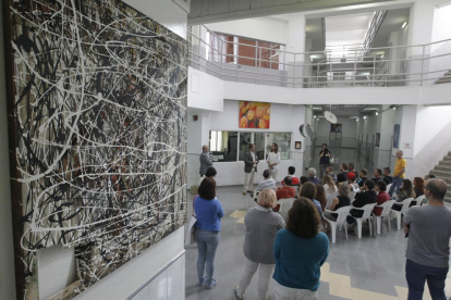 Un moment ahir de la inauguració de l’exposició ‘In/Out’ amb artistes, familiars, autoritats i reclusos al Centre Penitenciari de Ponent.