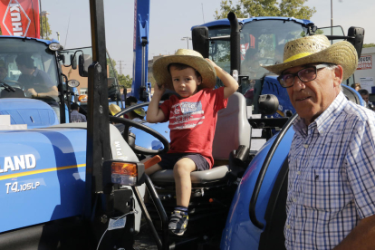 Ramon Millá, davant d’un dels tractors més moderns de la fira. Pocs nens es van resistir a pujar a un flamant vehicle agrari.