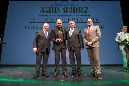 Ramon Solsona recollint el premi.