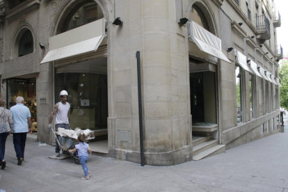La botiga de roba Teixidó, que data del 1930 i era a la cantonada dels carrers Major i Cavallers, ja està sent desmantellada.