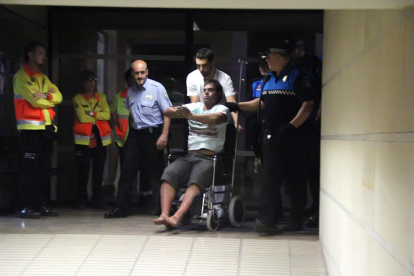 Alejandro Ruiz, en cadira de rodes després de ser detingut el 2014.