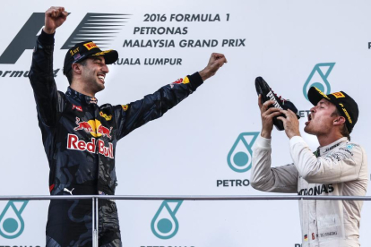Daniel Ricciardo celebra la victòria a Sepang al costat de Nico Rosberg, eufòric després d’incrementar l’avantatge al capdavant del Mundial.