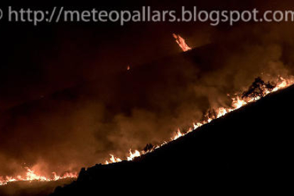 Imatge de l’incendi de la Guingueta d’Àneu presa dilluns a la nit.