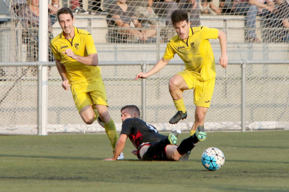 Dos jugadors de l’EFAC en superen un del Reus en una jugada del partit d’ahir.