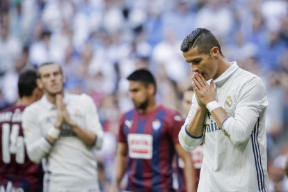 Bale i Cristiano Ronaldo es lamenten a l’acabar el partit per la falta de punteria.