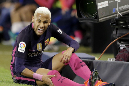 Neymar es dol del genoll per l’entrada d’un rival.
