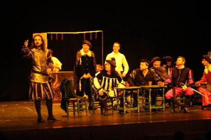 El grup teatral TOAR va portar ahir a escena el ‘Tenorio’ de Zorrilla.