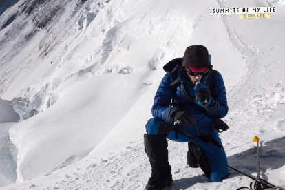 El montañero de Bellver de Cerdanya se hidrata en la cota 7.500, en plena ascensión al Everest.