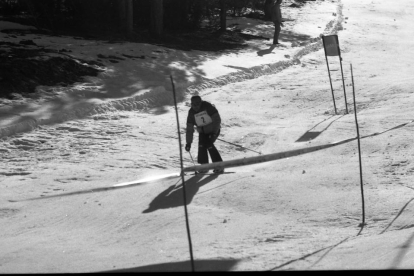 Un esquiador en las pistas de Port Ainé en 1987, año en que la estación abrió al público.